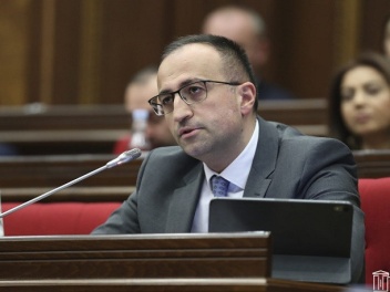 Արսեն Թորոսյանը վայր է դնում պատգամավորական մ...