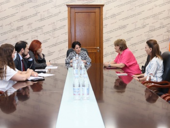 Ժաննա Անդրեասյանը ուսուցիչների հետ քննարկել է...