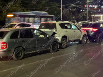 Երևանում 3 մեքենա է բախվել, վարորդներից մեկը...