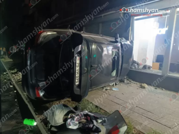 Երևանում «BMW»-ն բախվել է «Մաժոր» խանութի ցու...