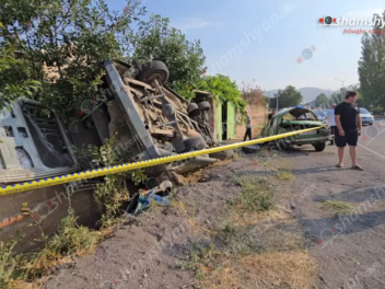 Կարբիում բախվել են «ՎԱԶ 2106»-ն ու մարդատար «...