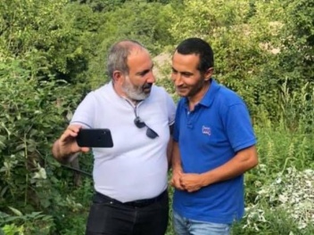 ՔՊ–ականներն արշավում են Սյունիքի մարզպետի դեմ...