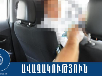 Ուղևորը հետնամասից ինչ-որ առարկա է պաhել տաքս...