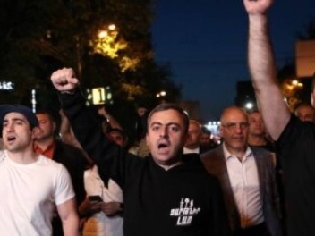 Սպասում են`մարդիկ սթափվեն․ «Հրապարակ»