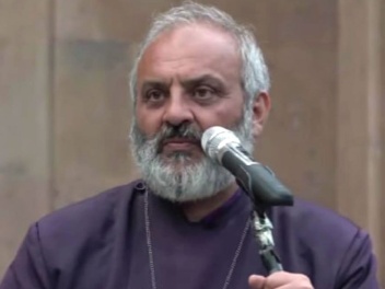 Բագրատ Սրբազանը դատի է տվել ՔՊ-ական պատգամավոր Վաղարշակ Հակոբյանին