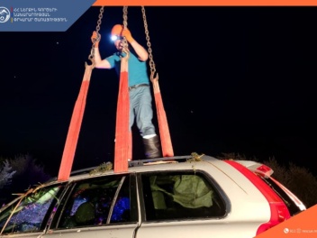 Փրկարարներն ավտոմեքենան դուրս են բերել ճահճից