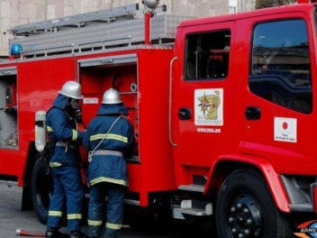 Հալաբյան փողոցի շենքերից մեկի մոտակայքում այր...