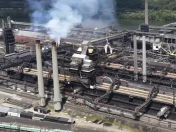 В США при взрыве на заводе U. S. Steel погибл...