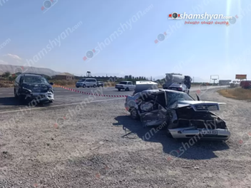 Արարատում բախվել են «Mercedes»-ն ու «Mitsubis...