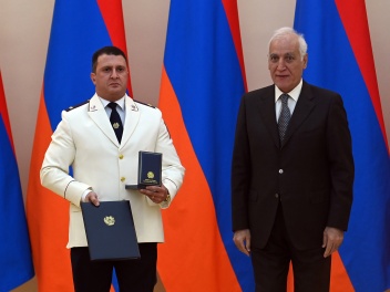 Ռոբերտ Քոչարյանի, Սերժ Սարգսյանի, Բագրատ Սրբազանի գործերով դատախազը պարգևատրվել է Մխիթար Գոշի մեդալով