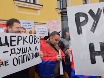 «Նիկոլը դավաճան է», «Ձեռքերդ հեռու ազգի սրբավայրից», «Եկեղեցին և ժողովուրդը միասնական են»․ բողոքի ակցիա Մոսկվայում