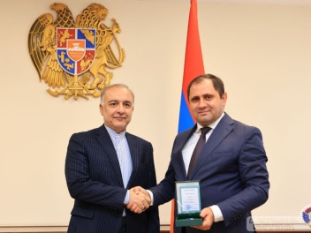 Սուրեն Պապիկյանը պարգևատրել է Հայաստանում առա...