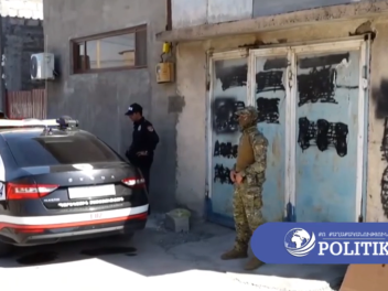 Ոստիկանները հսկում են նախկին գյուղապետ Մհեր Ախտոյանի տունը