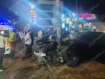 Երևանում «BMW»-ն բախվել է բազալտե եզրաքարին,...