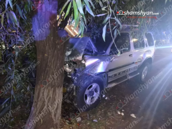 Երևանում «Nissan»-ը բախվել է ծառին