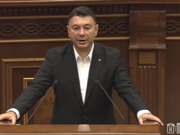 Բա տղեդ ինչ գործ ուներ Արցախում ծառայության, բա Շուշիում ինչի էիր տրնգի պարում. պիտի գնա. Շարմազանով