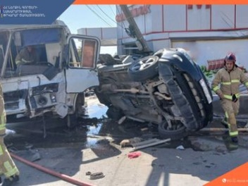 Արմավիրում բախվել են ավտոբուսն ու Լեքսուսը