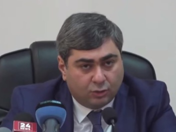 Երևանի քաղաքապետարանի պաշտոնյան հերքում է իր կապը Հակոբ Կարապետյանի ծեծի հետ