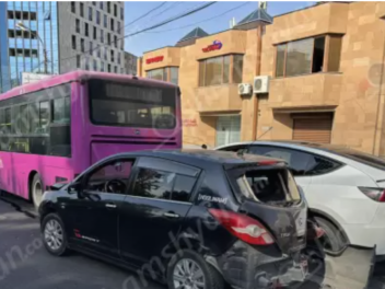 Ազատության պողոտայում բախվել են «Tesla»-ն, «N...