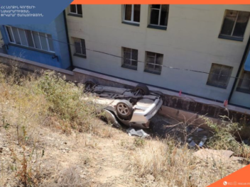 Քաջարանում «BMW»-ն գլխիվայր հայտնվել է ճանապա...