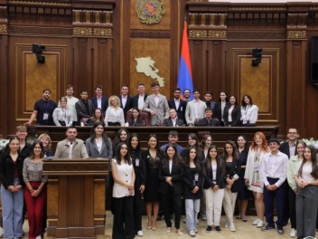 Արուսյակ Ջուլհակյանը հանդիպել է Մոդել ԵՄ կոնֆ...