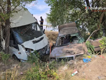 Երևան-Արմավիր ճանապարհին բախվել են «Mercedes»...