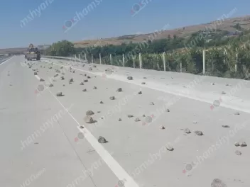 Արագածոտնում բնակիչը ճանապարհին քարեր է թափել...