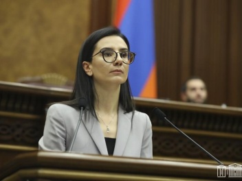 Աննա Վարդապետյանը Սինգապուրում ներկայացնում է...