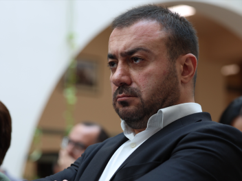Ո՞վ ես դու, որ բեմադրությունից հետո արտիստներ...