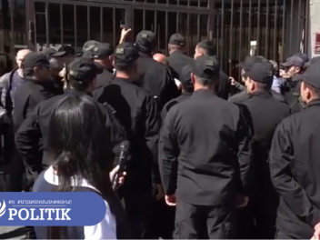 «Մի՛ գոռա». ՊՆ–ի մոտ ոստիկանները փորձում են ուժով հեռացնել անհետ կորածների ծնողներին