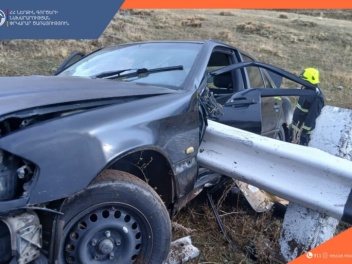 Ապարանում «Mercedes-Benz»-ը դուրս է եկել ճանա...