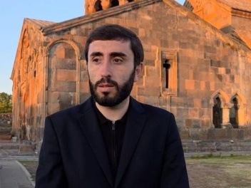 Տեր–Արամին փոխարինող քահանային անիծել է, ընկե...