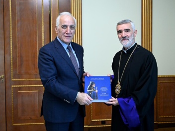 Խաչատուրյանն ընդունել է Շահան արքեպիսկոպոս Սա...