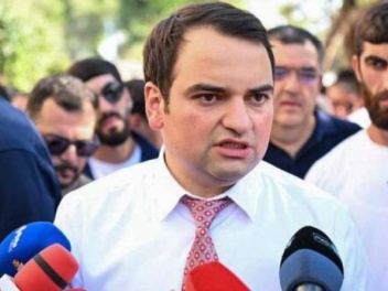 Տնետուն ընկած զգուշացնում են` Կարապետյանի հետ...