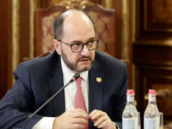 Գորշ կարդինալները տիրապետում են ներկուլիսային...