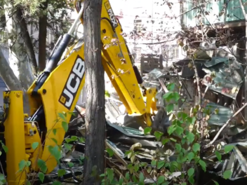 «Մեզ չեն տեղեկացրել, գույքը հավասարեցրել են հողին»․ Սարյանի պուրակի կրպակների սեփականատերը բողոքում է