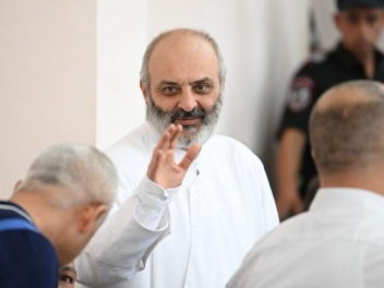 Բագրատ Սրբազանի գործով դատարանն անցավ դռնփակ...