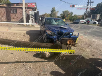 Կոտայքում «BMW»-ն վրшերթի է ենթարկել հոտիոտնին, ապա բախվել փայտե էլեկտրասյանը