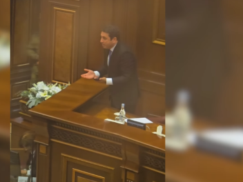 Թեժ վեճ ԱԺ նիստից հետո` Ալեն Սիմոնյանի և Արթո...