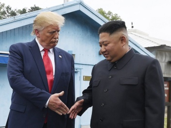 Трамп готов встретиться с Ким Чен Ыном без пр...