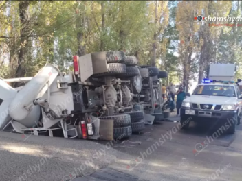 Երևանում ցեմենտատարը կողաշրջվել է
