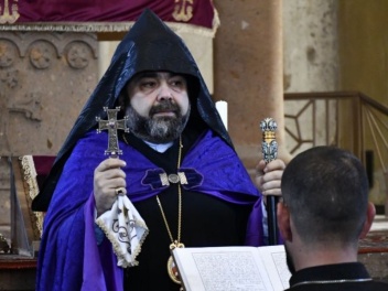 Մկրտիչ Սրբազանին  տանելու են կալանքի
