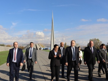 Վրաստանի պաշտպանության նախարարի գլխավորած պատվիրակությունն այցելել է Հայոց ցեղասպանության հուշահամալիր