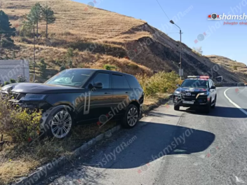 Կոտայքում «Range Rover»-ը բախվել է երկաթե էլե...