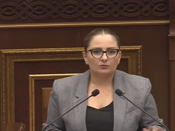 Աշնան սկզբին, Երևանում անձրև է գալիս՝ ճգնաժամ է, կլինի՞ տարրական հարցերը լուծեք, հետո ճոպանուղի և 4-րդ հանրապետություն ստեղծեք. Քրիստինե Վարդանյան