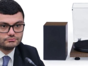 Մուկն ու «Ձուկը» միախառնվել են. ԱԺ-ն նվագարկիչ ու սկավառակ է գնել պետբյուջեի հաշվին. «Ժողովուրդ»