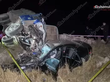Արագածոտնում բախվել են «Mercedes»-ն ու քարով...