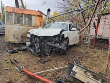 Կոտայքում «Infiniti»-ն բախվել է երկաթե ցանկապ...