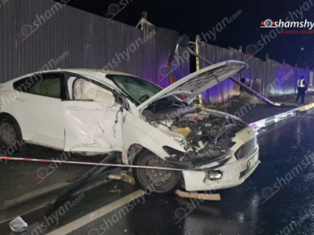 Երևանում «Ford Fusion»-ը կոտրել է էլեկտրասյու...