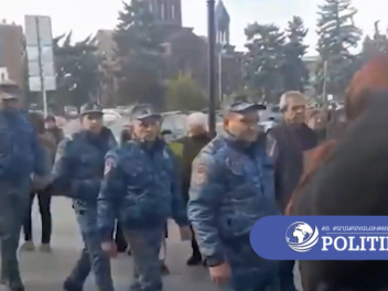 Գյումրեցիները հավաքվում են քաղաքապետարանի շեն...